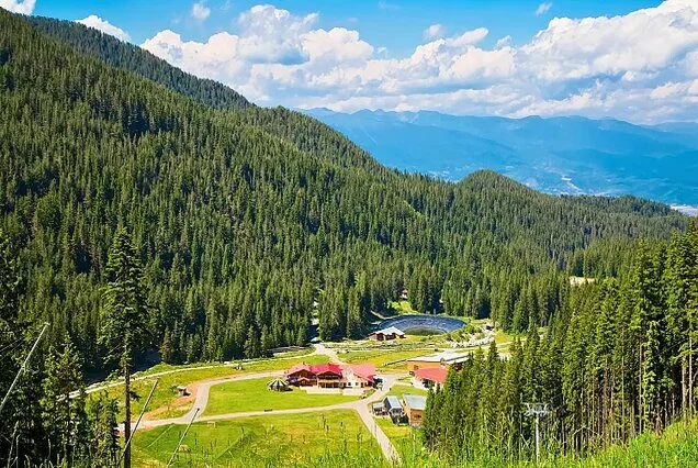 Summer
digital nomads
Europe
Bansko becomes a hiker's paradise in summer.