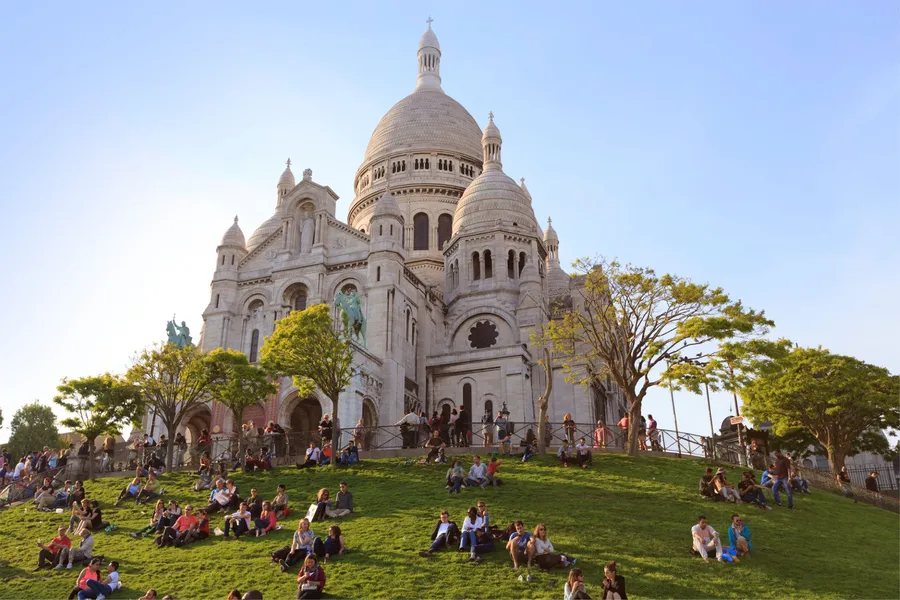 basilique butte Montmartre church.
Montmartre is primarily known for its artistic history, for the white-domed Basilica of the Sacré-Cœur on its summit.